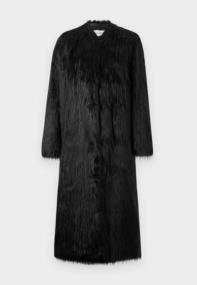 Juodas dirbtinio kailio paltas su pilno ilgio dizainu, ilgomis rankovėmis ir švelniu, tekstūruotu paviršiumi. Pasižymi minimalistiniu stiliumi ir nematomais užsegimais.