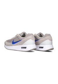 Nike Air Max-schoenen in lichtgrijs suède met blauwe accenten. Beschikt over een gevoerde zool, een gestructureerde bovenkant en een zichtbare luchtunit. Slank, atletisch ontwerp.