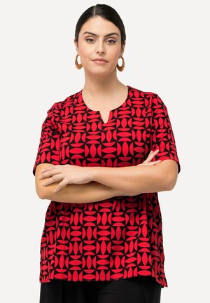 Rood T-shirt met korte mouwen met een geometrisch zwart patroon, ronde halslijn met een kleine uitsparing en een relaxte pasvorm met zijslits.