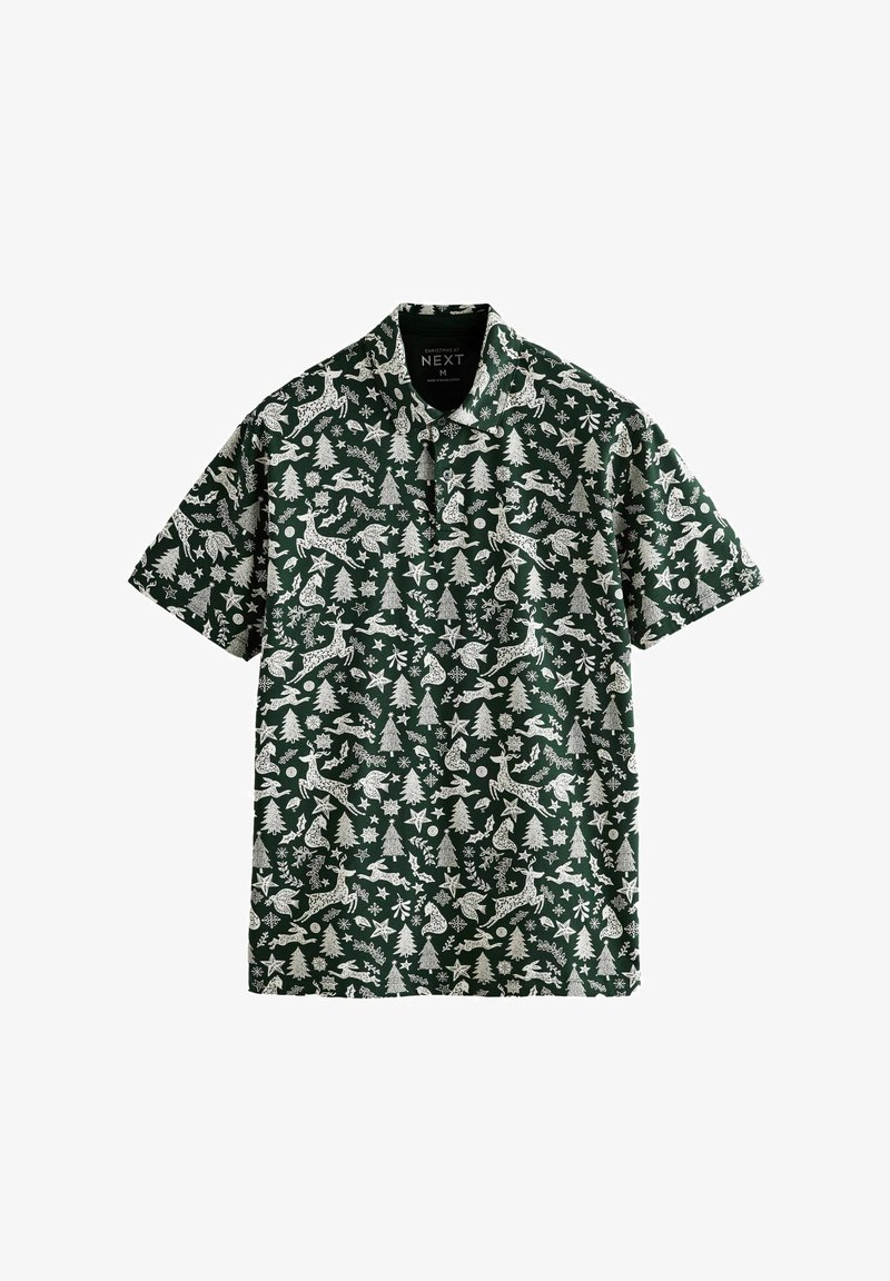 Kortærmet skjorte i mørkegrøn stof med et gentaget hvidt mønster af træer, dyr og stjerner, med spids krave og knapstolpe.
