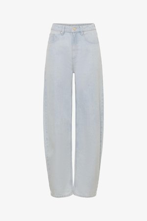 Gaiši zili augsta vidukļa plati džinsi ar priekšējo pogu un rāvējslēdzēju, sānu kabatām un aizmugures ielocēm uz balta fona.