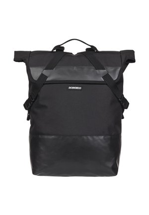 Sac à dos noir à fermeture roulante avec bretelles réglables, une poignée supérieure et un logo DC SHOES sur le panneau central avant.