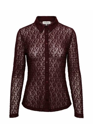 Donker bordeauxrode kanten blouse met lange mouwen, knopen aan de voorkant en een klassieke puntige kraag.
