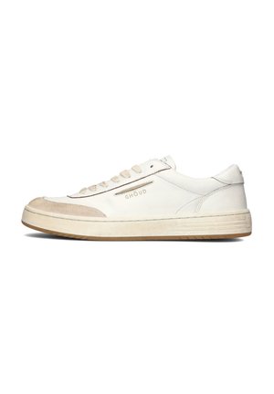 Sneaker in pelle bianca con accenti beige chiaro, punta arrotondata, suola piatta e dettaglio del logo sul lato esterno. Presenta un design con lacci.