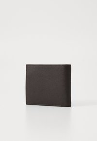 Portafoglio pieghevole marrone realizzato in pelle texturizzata, con bordi cuciti e senza hardware visibile. Design slim adatto per carte e contante.