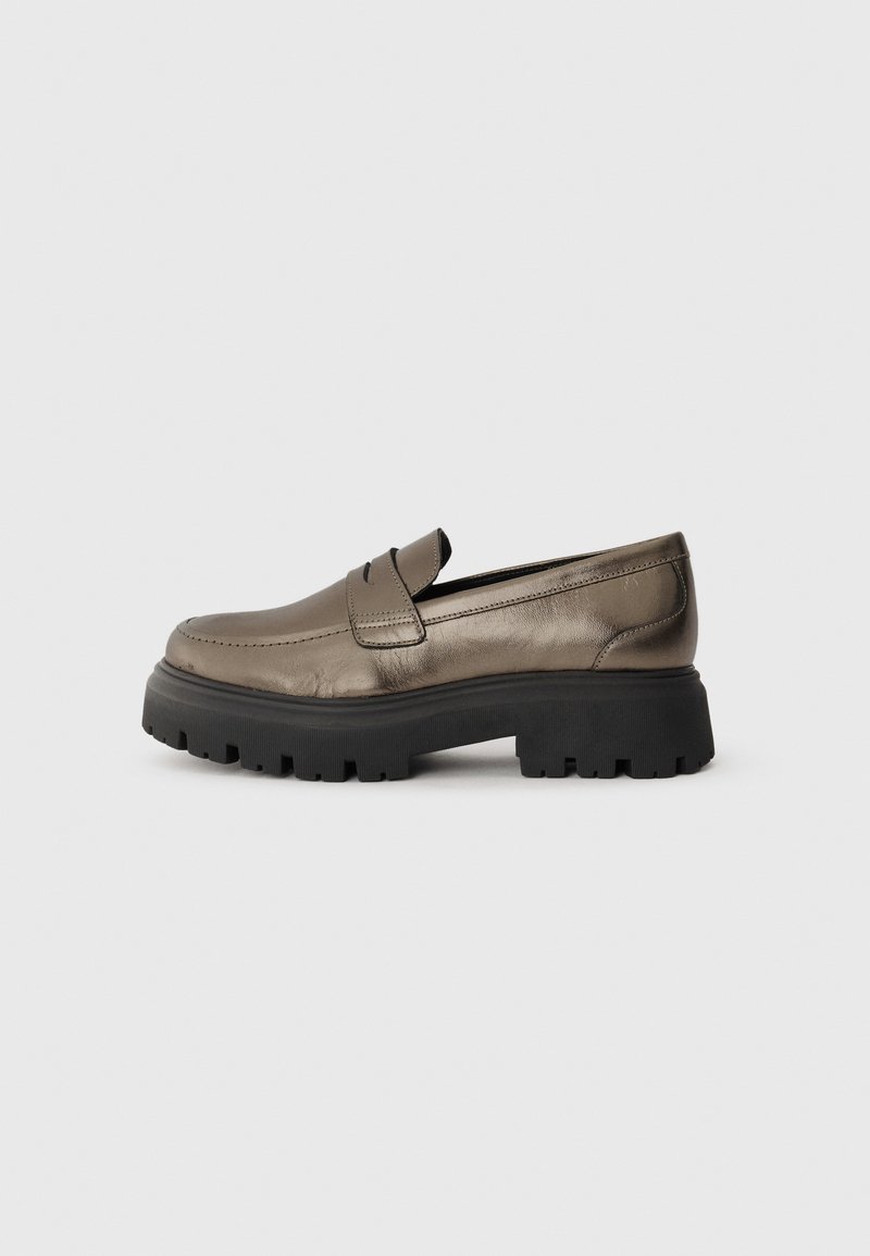 Loafers din piele metalizată de culoare verde măslinie, cu vârful rotunjit, talpă din cauciuc negru gros și detalii minime de cusătură pe partea superioară.