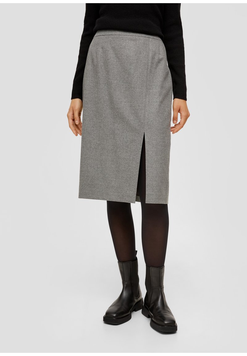 Grijze knie-lange rok met een voorknos. Gemaakt van textiel stof, heeft een getailleerde taille en is gecombineerd met zwarte enkellaarsjes en panty's.