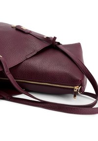 Bolso de piel burdeos con un acabado texturizado, una cremallera dorada y correa ajustable. Presenta un cierre de solapa y una forma estructurada.