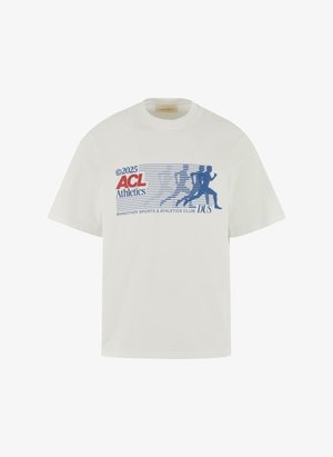 Vit bomullströja med blå grafisk tryck som visar stiliserade löpare, texten "2025 ACL Athletics" och "Another Sports & Athletics Club."