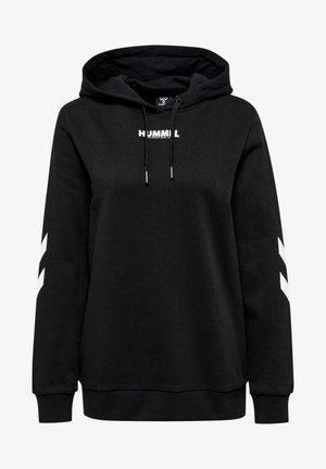 Schwarzer Hoodie mit Kordelzug, der ein weißes "HUMMEL"-Logo und diagonale weiße Streifen an den Ärmeln aufweist. Hergestellt aus weichem Stoff, mit einem lockeren Schnitt.
