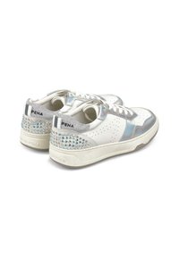 Sneakers bianchi con dettagli iridescenti, design perforato, tacco testurizzato con borchie argentate e logo sul retro. Linee pulite e suola piatta.