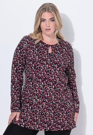 Langarmshirt in een donker bloemmotief, met tinten roze en wit. Sleutelgatdetail bij de hals en een losse pasvorm. Zachte stof.