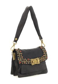 Borsa a spalla in pelle nera con tracolla ampia, chiusura in tono oro e borchie decorative dorate e rosse sulla patta.
