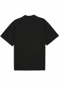 Czarna koszula z krótkim rękawem o teksturowanej tkaninie, charakteryzująca się prostym krojem i minimalistycznym designem. Brak widocznych logo i wzorów.