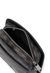 Kompakt fekete bőrtáska barna geometrikus mintával, ezüst cipzárral és belső zsebekkel a rendezett tárolás érdekében.