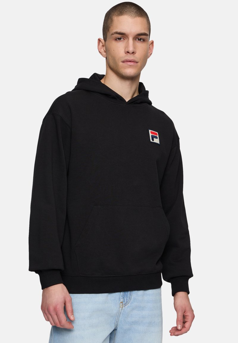 Musta fleece-huppari, jossa on etutasku, resorit hihansuissa ja helmassa. Taskun vasemmalla puolella on pieni, brodeerattu monivärinen logo. Rentomallinen.