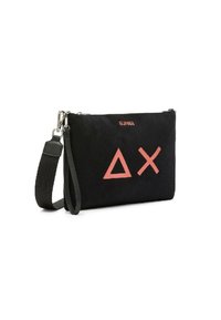 Borsa a tracolla nera in corduroy con design geometrici rosa (triangolo e X). Presenta una tracolla rimovibile e una cerniera argentata. Logo del marchio visibile.