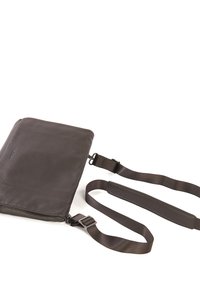 Borsa a spalla in pelle marrone scuro con tracolla regolabile, texture liscia, chiusura con zip e tasca frontale. Design compatto e rettangolare.