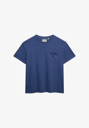 T-shirt blu navy tinta unita a maniche corte con scollo rotondo e taschino sul petto, realizzata in tessuto morbido, mostrata su sfondo bianco.
