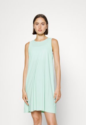 Vestido sem mangas da cor verde menta, feito de tecido leve, apresentando um decote redondo e um corte solto, atingindo o comprimento até a metade da coxa. Textura suave.