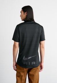 Nike Sportswear - AIR RUN TEE - T-shirt imprimé - black Image miniature 1