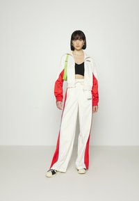 adidas Originals TRACK - Bluză de trening - white/vivid red