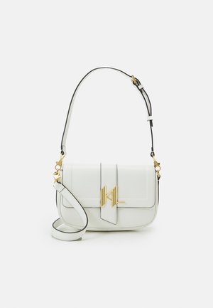 Biała skórzana torba na ramię z regulowanym paskiem i złotym zapięciem z stylizowanym logo "KL" na przedniej klapie.