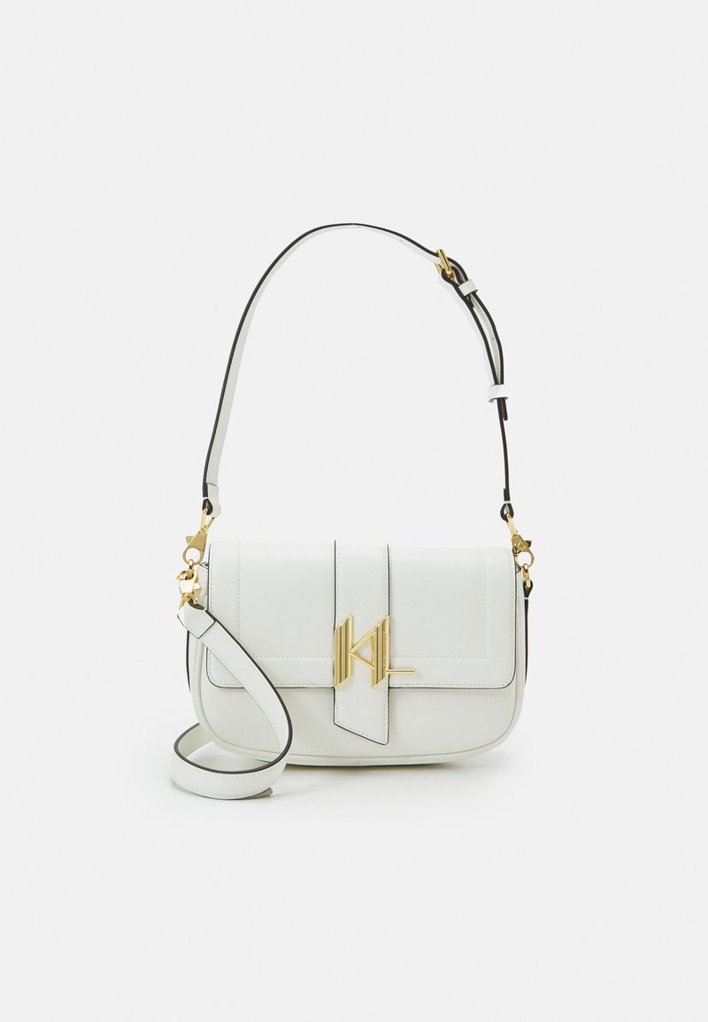 Sac bandoulière en cuir blanc avec bandoulière réglable et fermoir doré ornée du logo stylisé "KL" sur le rabat avant.