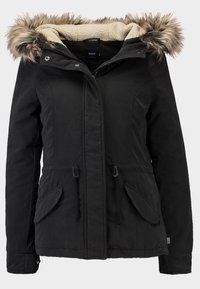 Svart vinterjacka med huva som är fodrad med fuskpäls, två sidofickor, midja med dragsko och ett mjukt innerfoder.