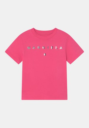 Rosa Baumwoll-T-Shirt mit kurzen Ärmeln, Rundhalsausschnitt und metallisch silbernem Aufdruck von "MARGIELA" und "6" mittig auf der Vorderseite.