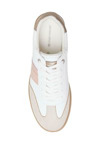 Hvit sneakers med en beige semsket tåhette og rosa lateral stripe, med hvit snøring og en brun gummisåle.