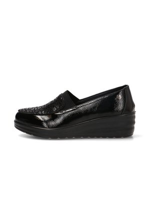 Mocasín con cuña de piel de charol negro con detalle texturizado en la parte superior y puntera redondeada, con suela de plataforma baja y diseño sin cordones.