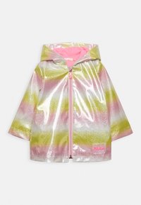 Gennemsigtig regnjakke med hætte, der har et gradientmønster i pink, grøn og gul, pink lynlås og detalje med stoffets logo.