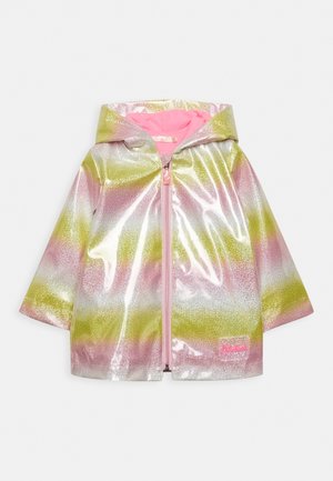 Chubasquero transparente con capucha, con un patrón degradado en rosa, verde y amarillo, cremallera rosa y detalle de logotipo de tela.