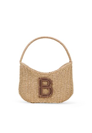 Borsa in paglia intrecciata con un'unica maniglia, di colore beige, con un prominente logo 'B' marrone sul davanti. Texture liscia e forma curvilinea.