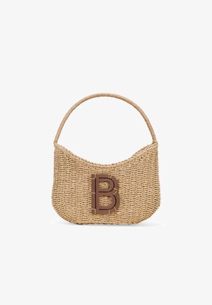 Geflochtene Strohtasche mit rundem Griff und einem auffälligen braunen "B"-Logo auf der Vorderseite. Strukturierte Oberfläche, neutraler Beigeton.