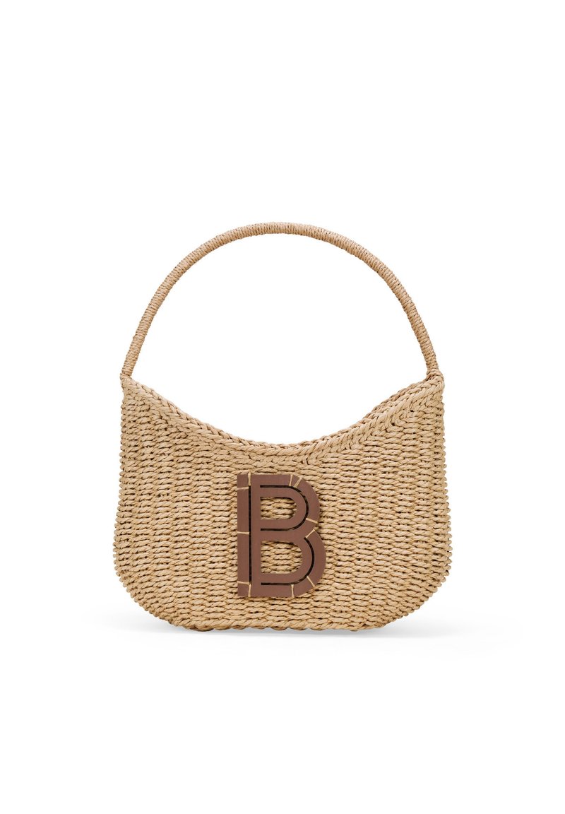 Borsa in paglia intrecciata con un'unica maniglia, di colore beige, con un prominente logo 'B' marrone sul davanti. Texture liscia e forma curvilinea.