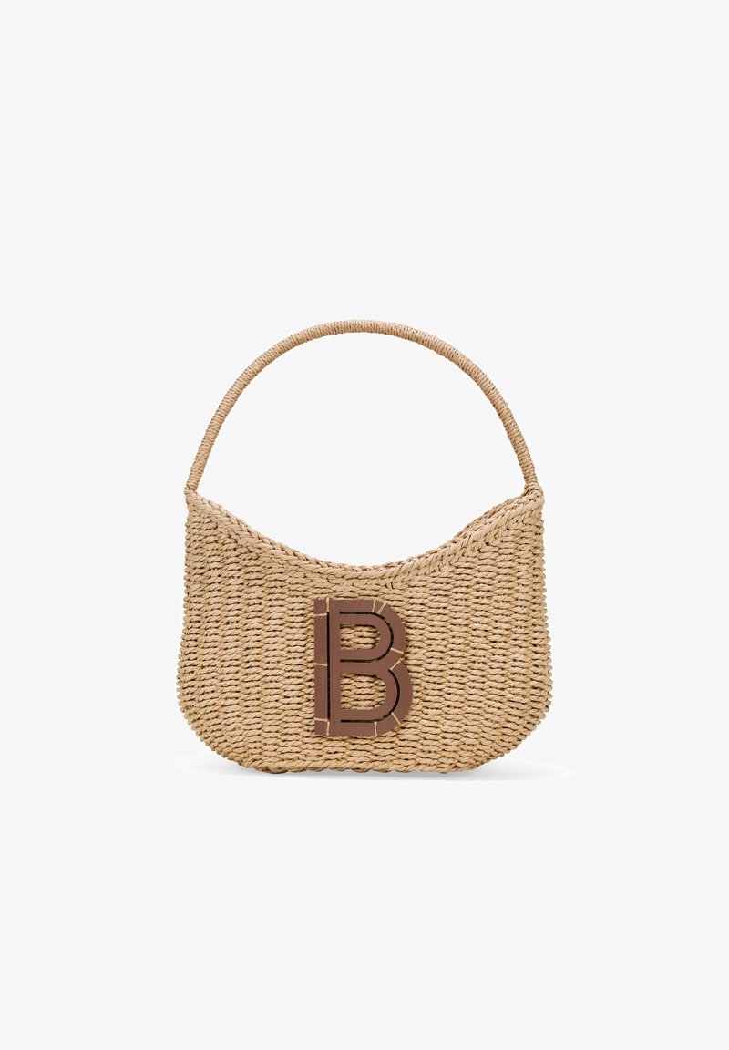 Sac en paille tissé avec une seule poignée, couleur beige, et un grand logo 'B' marron sur le devant. Texture lisse et forme arrondie.