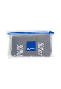 Grå strumpor i en genomskinlig plastförpackning med en blå dragkedja. En blå kvadratisk etikett har texten "KARL LAGERFELD JEANS" i vitt.