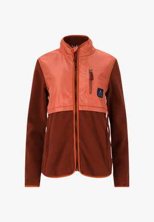 Rød og orange jakke med lynlås foran, fleece-tekstur, glat overdel, høj krave og en brystlomme med lynlås. Har kontrasterende accenter.