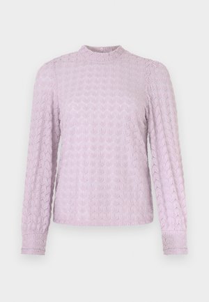 Langärmlige, hochgeschlossene Lavendelfarbene Bluse mit strukturierten Details in einem Rautenmuster, abgeschlossen mit einem dezenten Knopfverschluss auf der Rückseite.