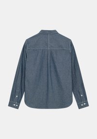 Camicia in denim a maniche lunghe di colore blu scuro, con colletto classico, polsini con bottoni e piega sul retro per maggiore comfort e libertà di movimento.