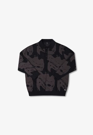 Μαύρο και σκούρο γκρι πλεκτό pullover με γιακά, με επαναλαμβανόμενο αφηρημένο μοτίβο. Οι ριμπ πλαινοί και το τελείωμα ολοκληρώνουν το σχέδιο.