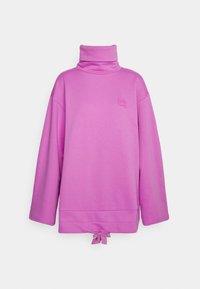 Sudadera de cuello alto rosa de gran tamaño, hecha de tela suave, con un detalle de lazo en el dobladillo y un pequeño logo en el pecho.