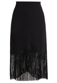 Černá sukně s vypasovaným topem, má dolní lem zdobený dlouhým a hladkým tř�ásněním, což vytváří texturovaný, vrstvený vzhled.
