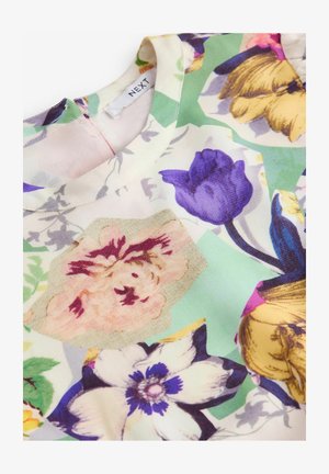 Bluză cu model floral dintr-un material ușor. Prezintă flori violet, galbene și roz pe un fundal verde și crem. Decolteu rotund.