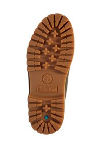 Timberland csizma talpa barna gumitalppal, nagy vízszintes és kereszt alakú barázdákkal, valamint dombornyomott logó részletekkel.