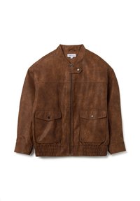 Giacca bomber in pelle marrone con chiusura a zip, orlo a costine, due tasche frontali e dettaglio a scatto sul colletto. Texture liscia e design resistente.
