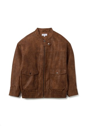 Chaqueta bomber de cuero marrón con cierre de cremallera, dobladillo acanalado, dos bolsillos frontales y un detalle a presión en el cuello. Textura suave y diseño duradero.