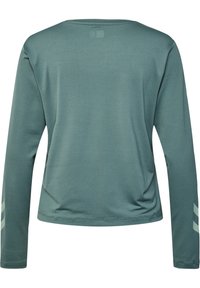 Langærmet skjorte i dæmpet grøn stof med rund halsudskæring og subtil tekstur. Ærmerne har lyse diagonale striber.